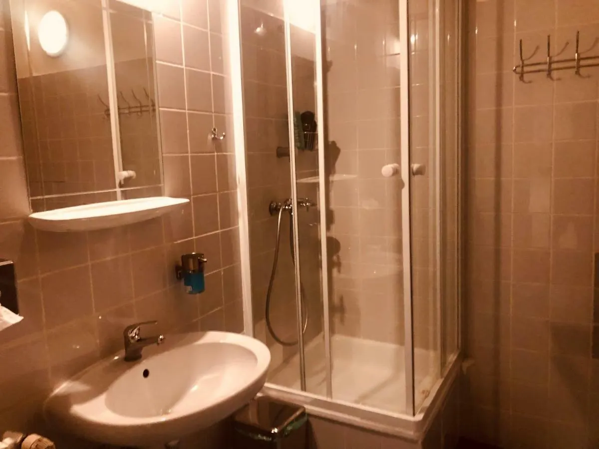 Mai Bohemia Hostel And Apartment 0*, Prague